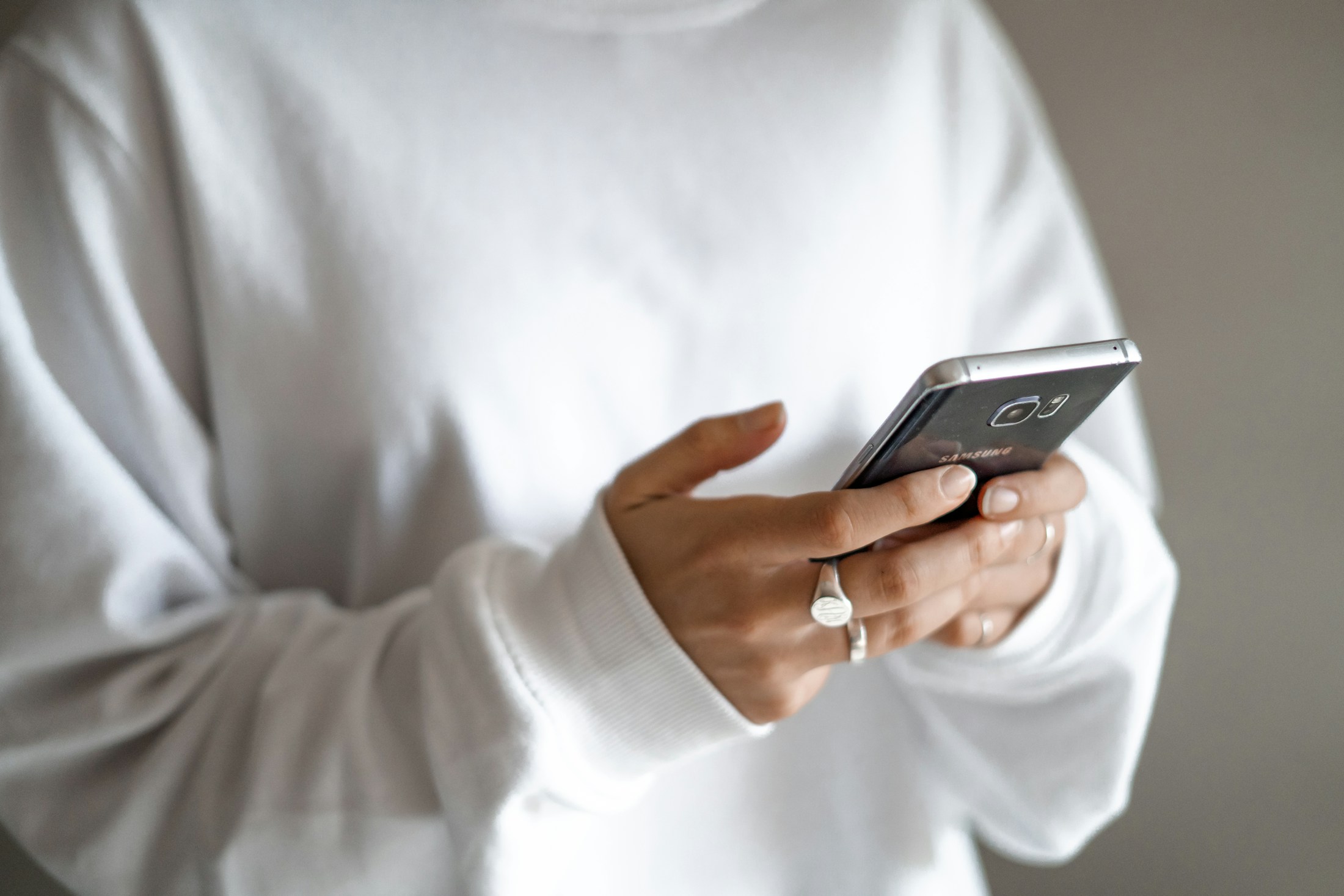 Symbolbild KI-Tools im Alltag, Person nutzt Smartphone-App
