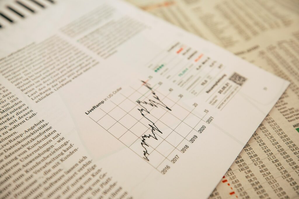 Symbolbild Liquiditätsplanung, Finanzdiagramme auf Schreibtisch