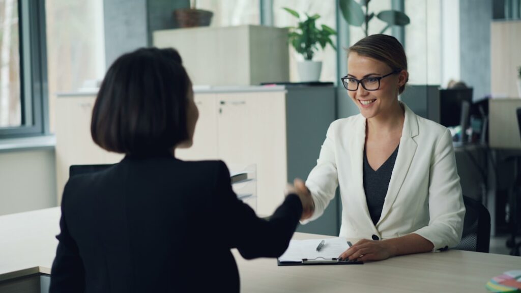 Personalerin begrüßt neue Mitarbeiterin am ersten Arbeitstag