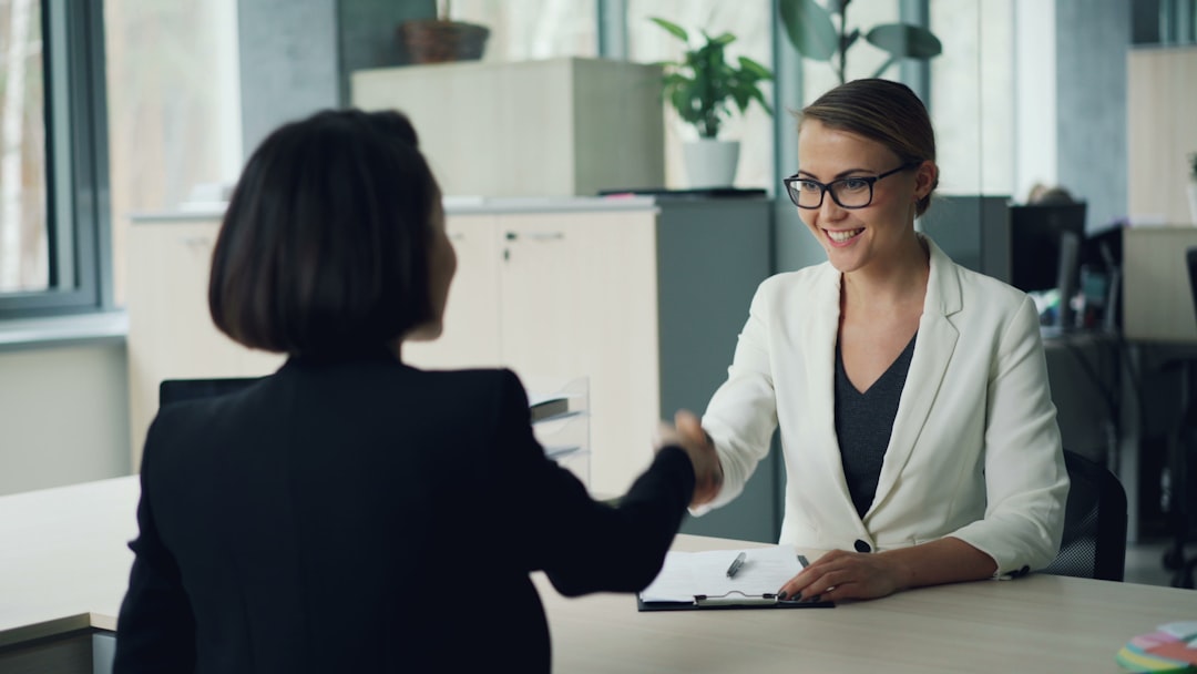 Personalerin begrüßt neue Mitarbeiterin am ersten Arbeitstag