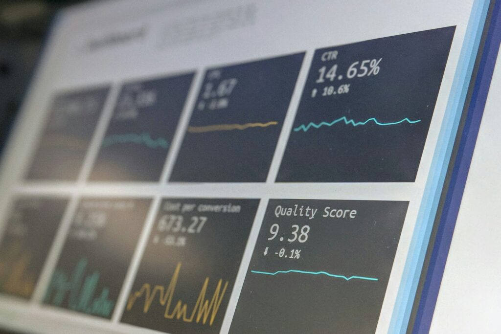 Laptop-Bildschirm mit Datenreporting-Dashboard als Sinnbild für Process Mining im Mittelstand